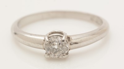 Lot 388 - A single stone diamond ring