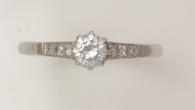 Lot 389 - A diamond ring