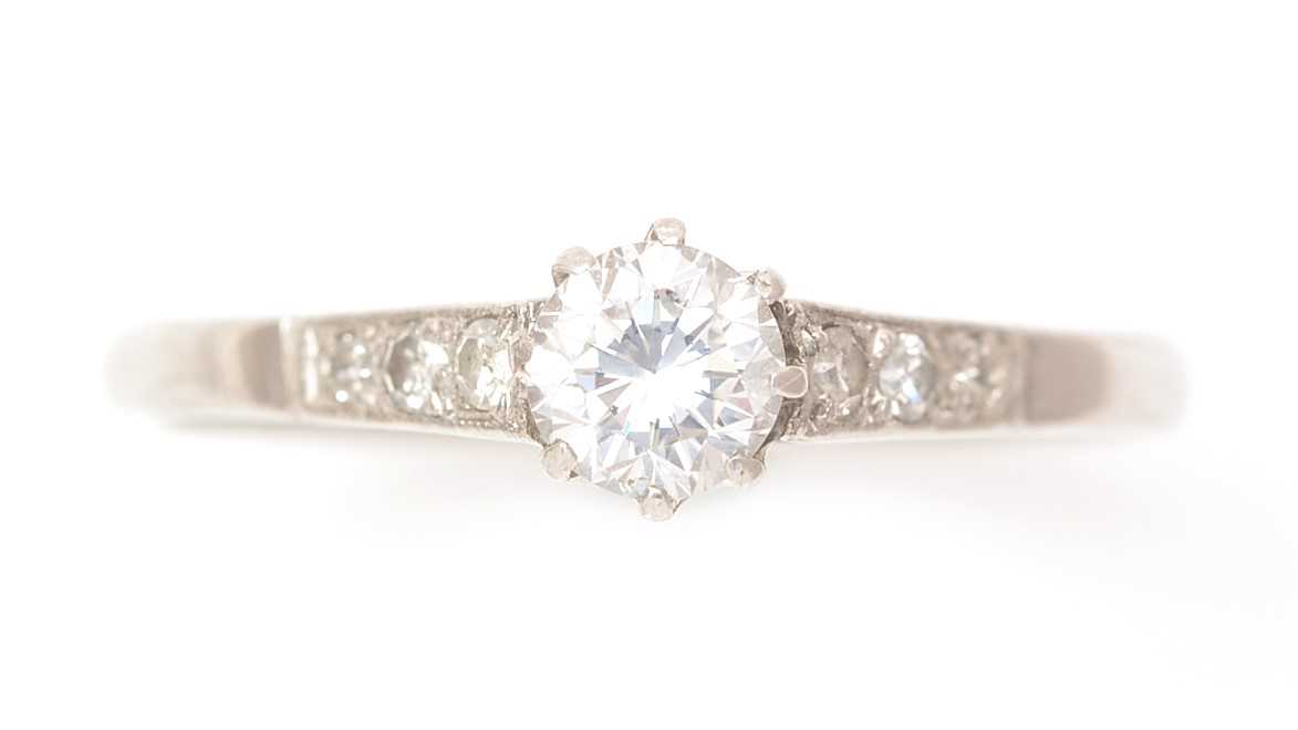 Lot 389 - A diamond ring