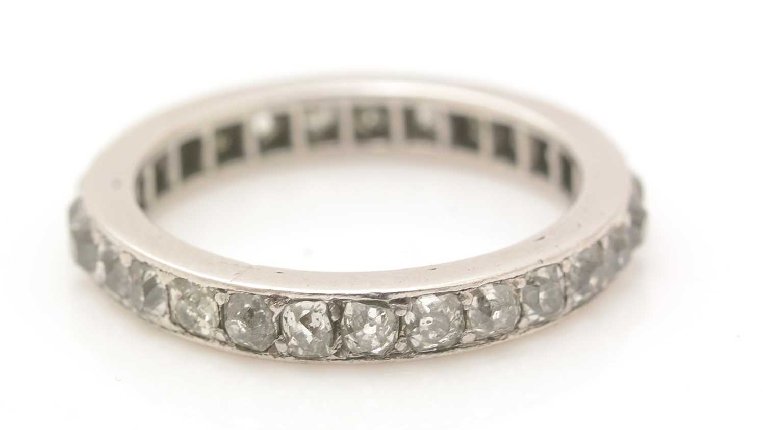 Lot 392 - A diamond eternity ring