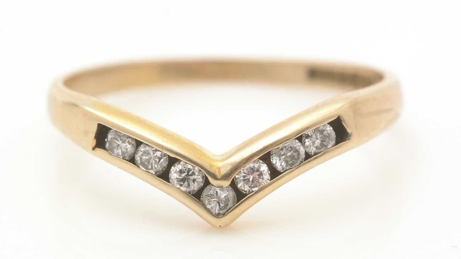 Lot 395 - A diamond wishbone ring