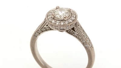 Lot 396 - A diamond cluster ring
