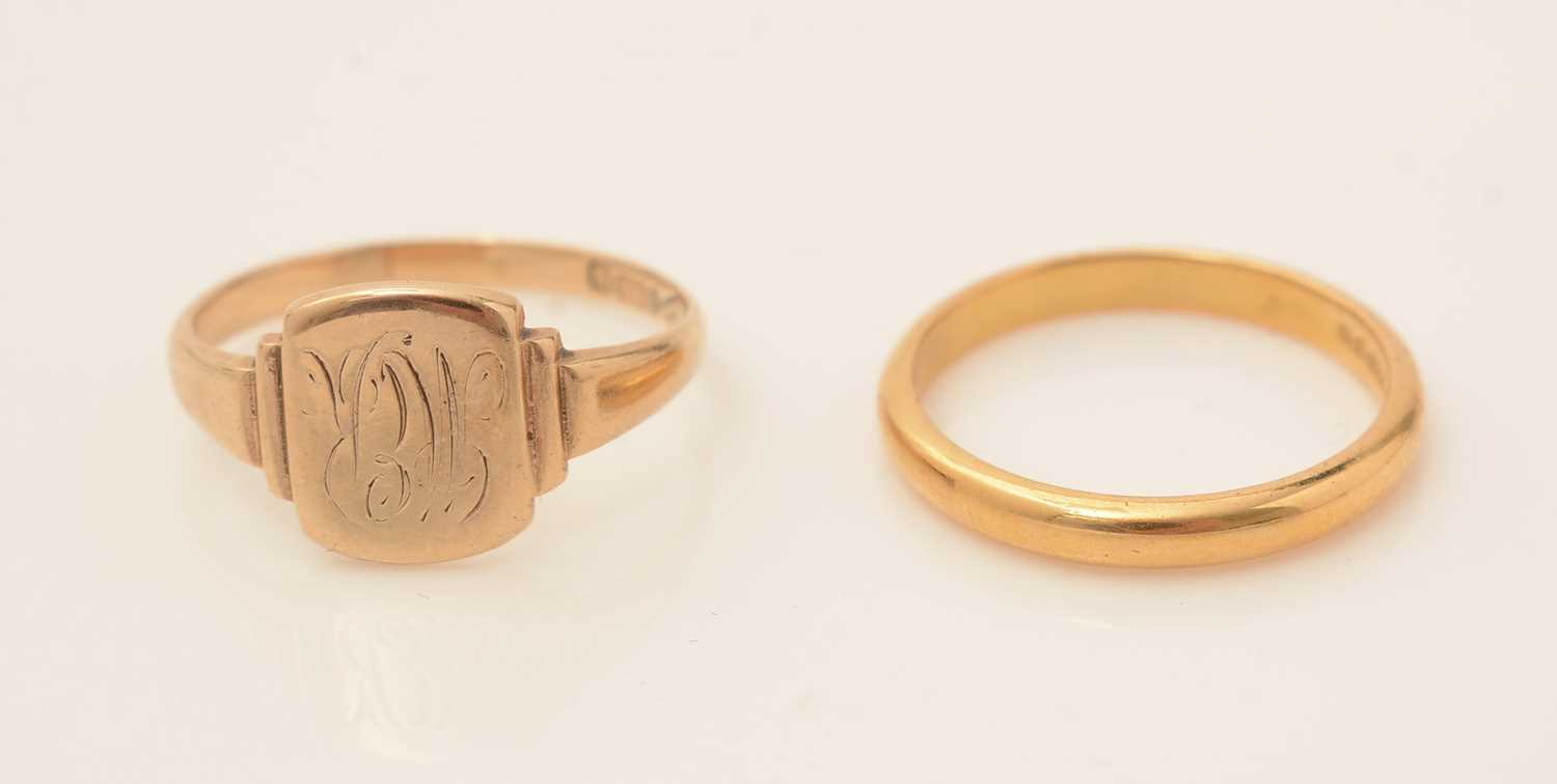 Lot 107 - Gold wedding band and signet ring.