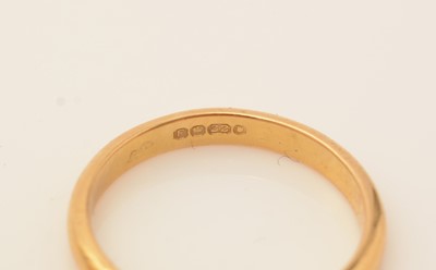 Lot 107 - Gold wedding band and signet ring.