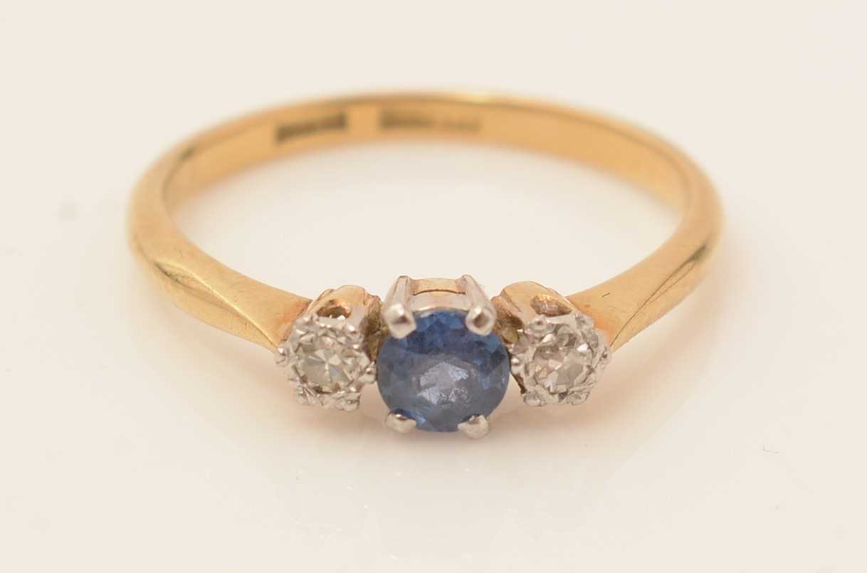 Lot 110 - A sapphire and diamond ring