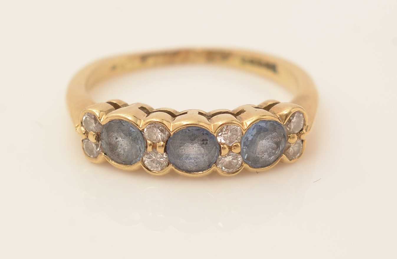 Lot 114 - A sapphire and diamond ring