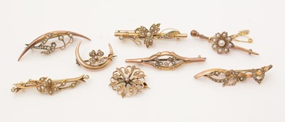 Lot 140 - A collection of late 19th/early 20th Century seed pearl set gold brooches.