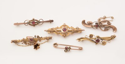 Lot 143 - A selection of 9ct. yellow gold Edwardian brooches.