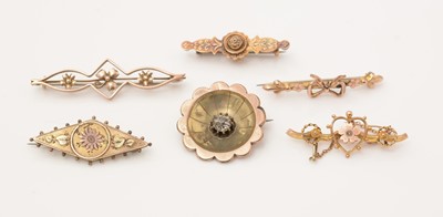 Lot 144 - A selection of 9ct. gold Edwardian brooches, various.