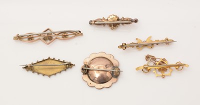 Lot 144 - A selection of 9ct. gold Edwardian brooches, various.