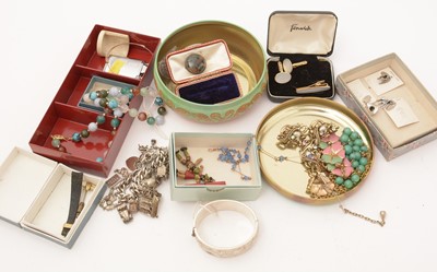 Lot 196 - A quantity of costume jewellery