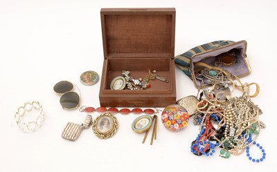 Lot 197 - A quantity of jewellery and objects of virtue