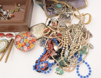 Lot 197 - A quantity of jewellery and objects of virtue
