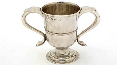 Lot 595 - A George III silver two-handled loving cup, by Langlands & Robertson