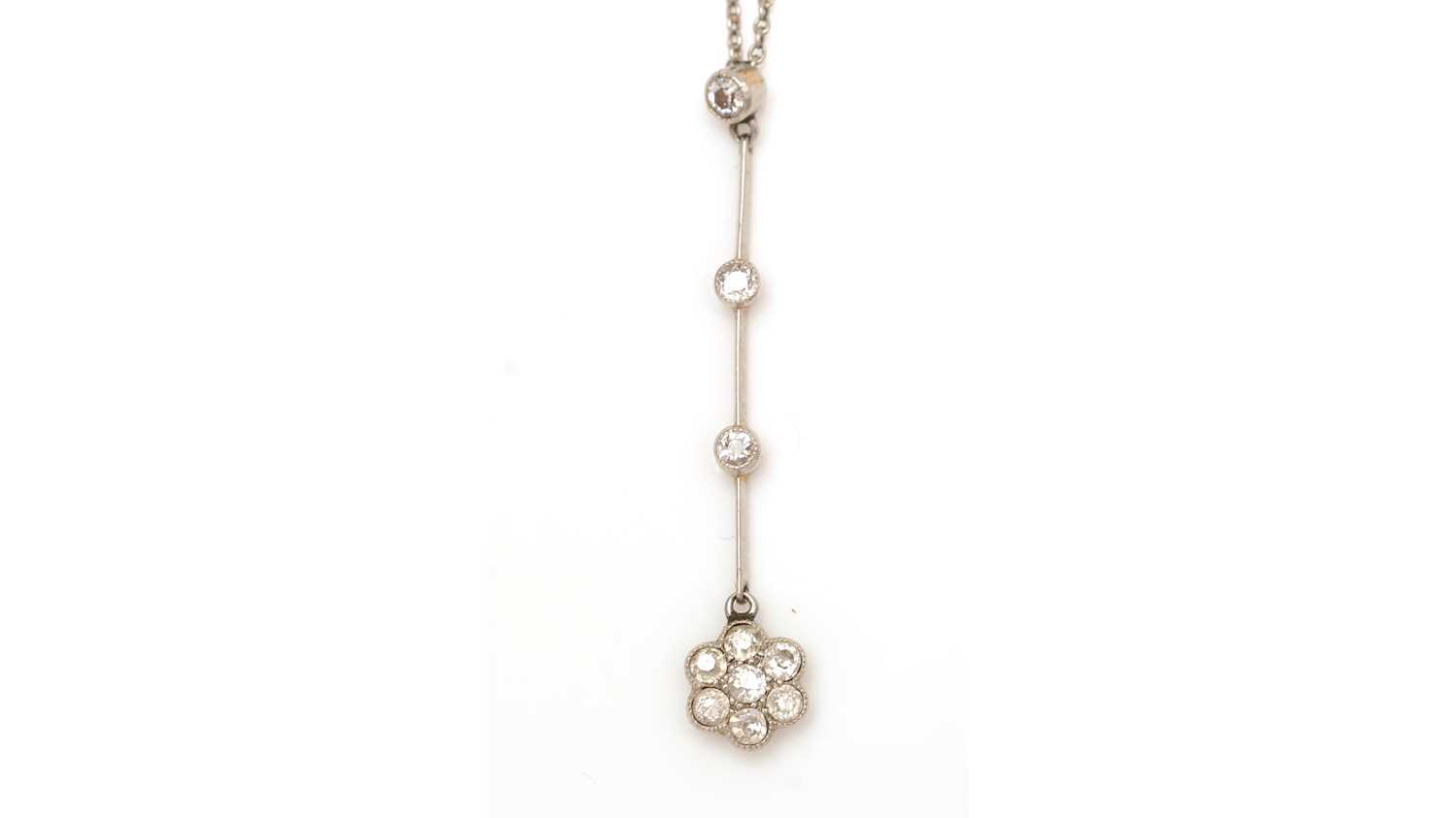 Lot 409 - An early 20th Century diamond pendant