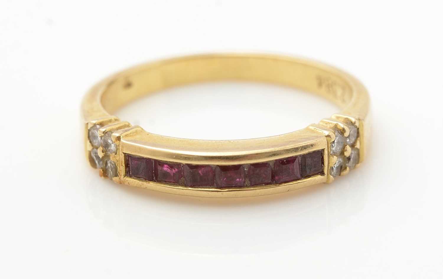 Lot 257 - A ruby and diamond ring