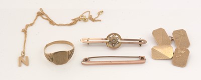 Lot 280 - A selection of 9ct gold jewellery