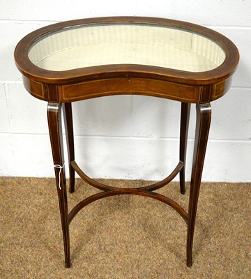 Lot 1 - An attractive Edwardian inlaid mahogany kidney-shaped bijouterie table