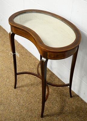 Lot 1 - An attractive Edwardian inlaid mahogany kidney-shaped bijouterie table