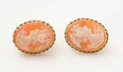Lot 161 - A carved shell cameo brooch, and matching earrings