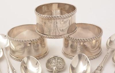 Lot 115 - A selection of silver napkin rings, teaspoons and other items