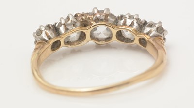 Lot 417 - An early 20th Century five stone diamond ring