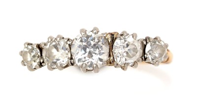 Lot 417 - An early 20th Century five stone diamond ring