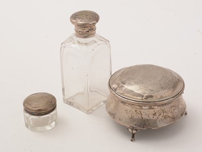 Lot 118 - A selection of silver mounted dressing table items