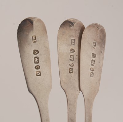 Lot 129 - Silver teaspoons and tongs
