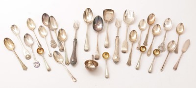 Lot 142 - A selection of silver teaspoons, mustard and salt spoons, and other items