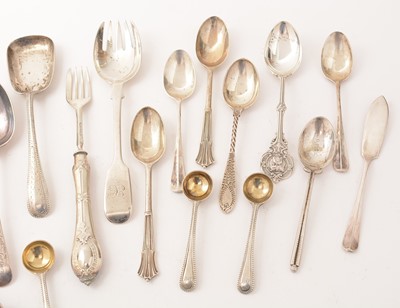 Lot 142 - A selection of silver teaspoons, mustard and salt spoons, and other items