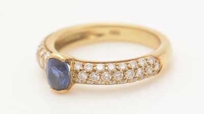Lot 419 - A sapphire and diamond dress ring