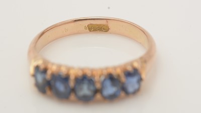 Lot 420 - A five stone sapphire ring