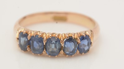 Lot 420 - A five stone sapphire ring