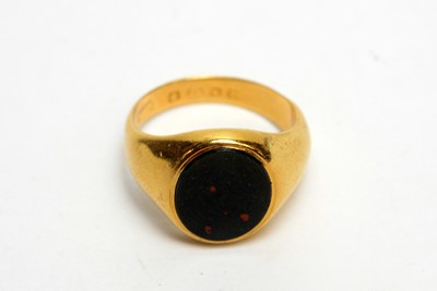 Lot 131 - An 18ct yellow gold and bloodstone signet ring