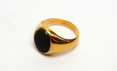 Lot 131 - An 18ct yellow gold and bloodstone signet ring