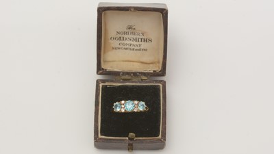 Lot 425 - A diamond and zircon ring