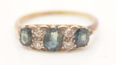 Lot 426 - A sapphire and diamond ring