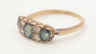 Lot 426 - A sapphire and diamond ring