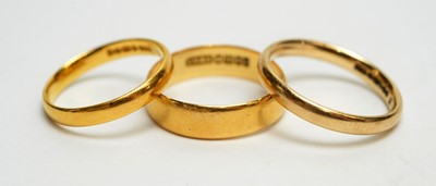 Lot 136 - Three gold wedding bands