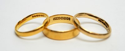Lot 136 - Three gold wedding bands