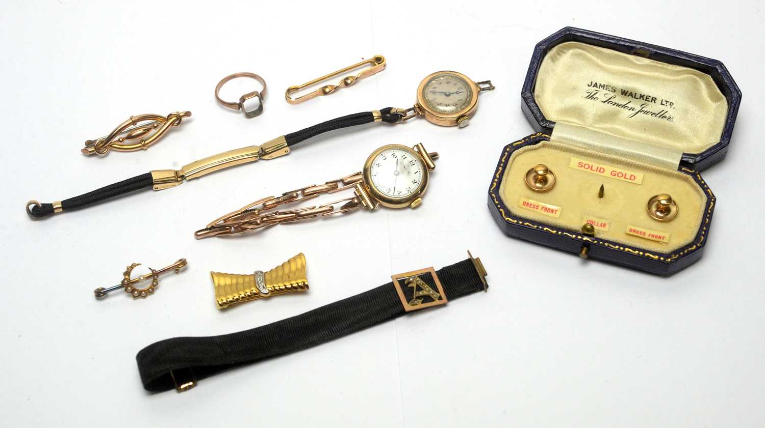 Lot 151 - A selection of gold jewellery