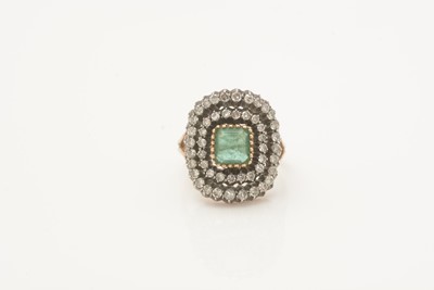 Lot 427 - An emerald and diamond cluster ring