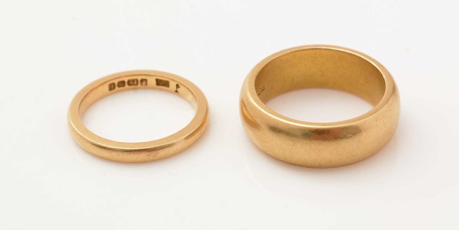 Lot 186 - Two 18ct yellow gold wedding bands