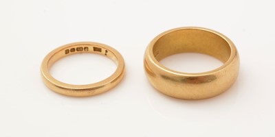 Lot 186 - Two 18ct yellow gold wedding bands