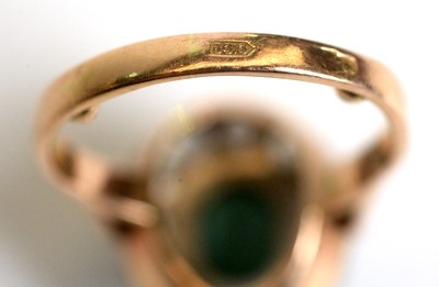Lot 467 - A chrysoprase and diamond ring