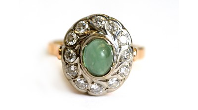 Lot 432 - A chrysoprase and diamond ring