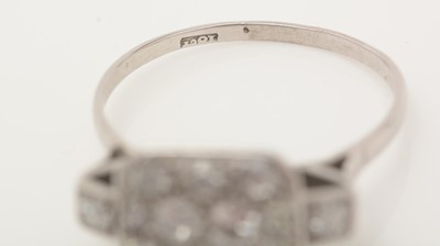 Lot 433 - A diamond dress ring