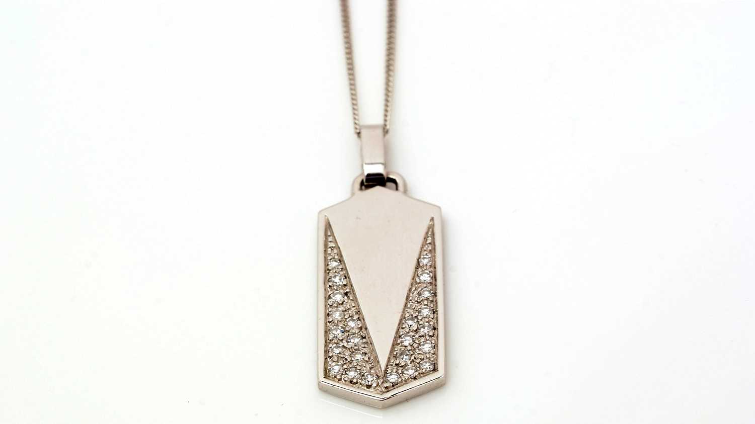 Lot 434 - An 18ct white gold and diamond pendant