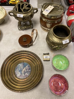 Lot 387 - A selection of collectables, various.